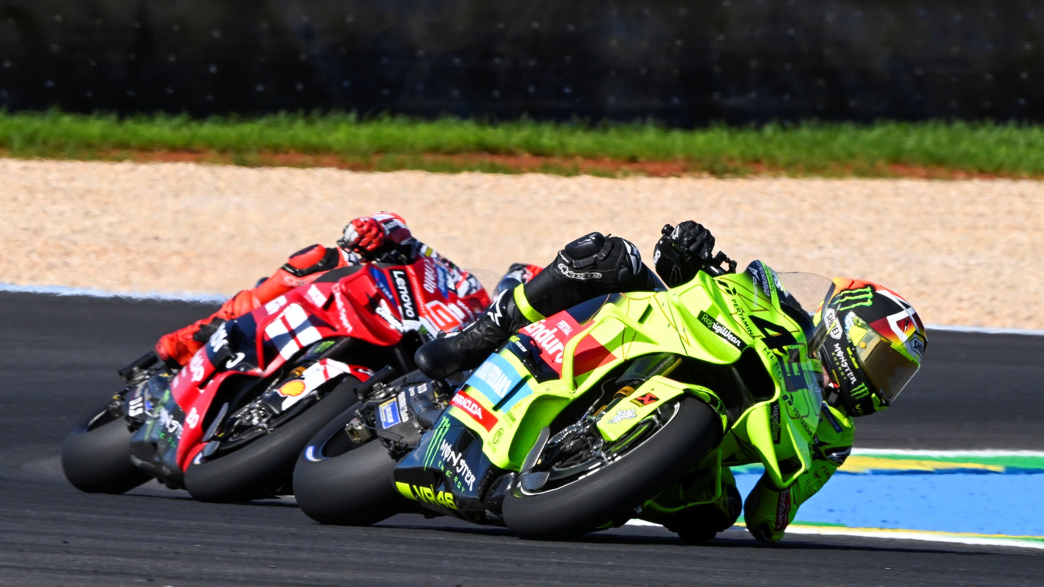 Fabio Di Giannantonio contiene a Marc Márquez, MotoGP Brasil 2026