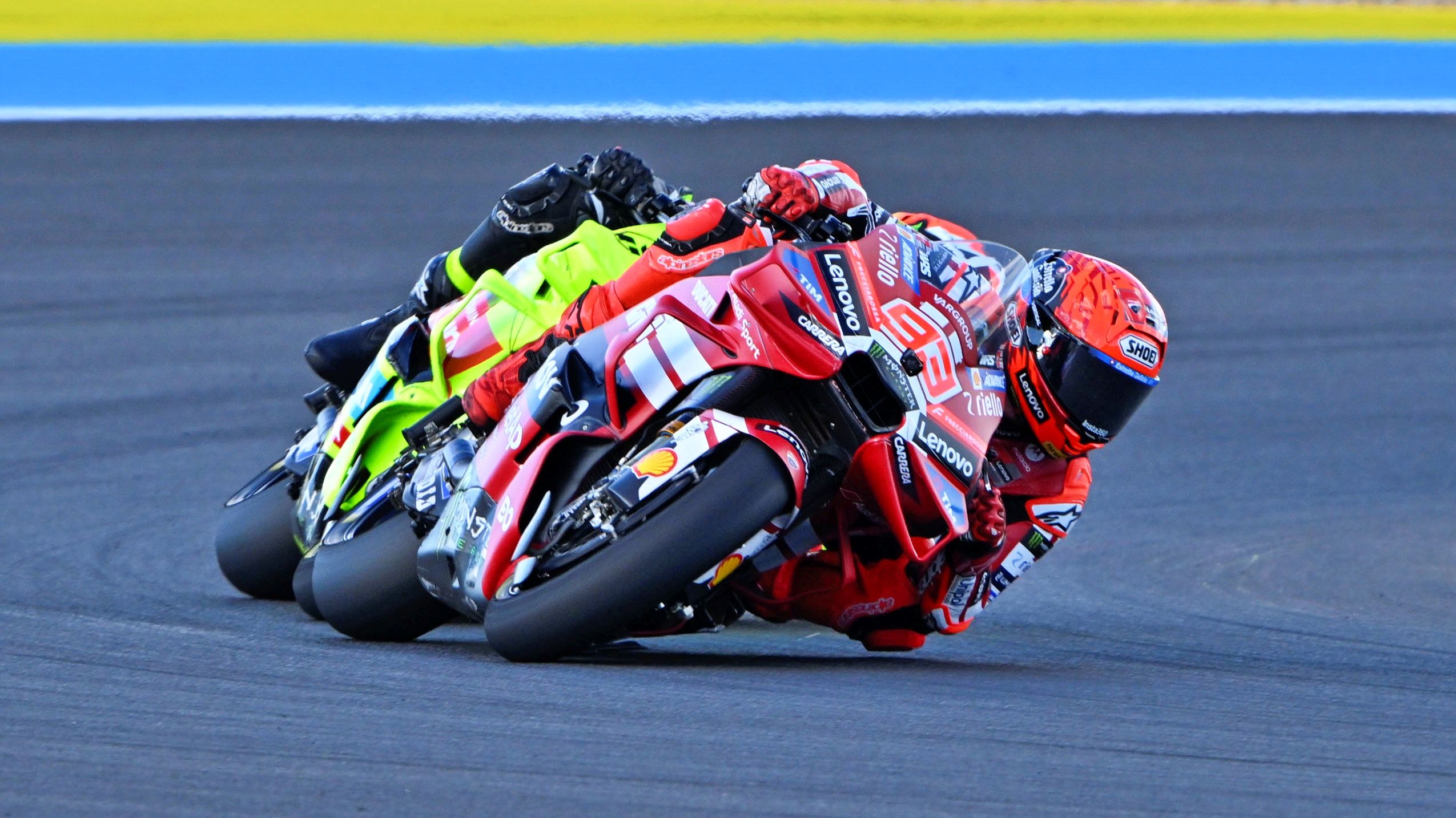 Marc Márquez con Fabio Di Giannantonio pegado, MotoGP Brasil 2026