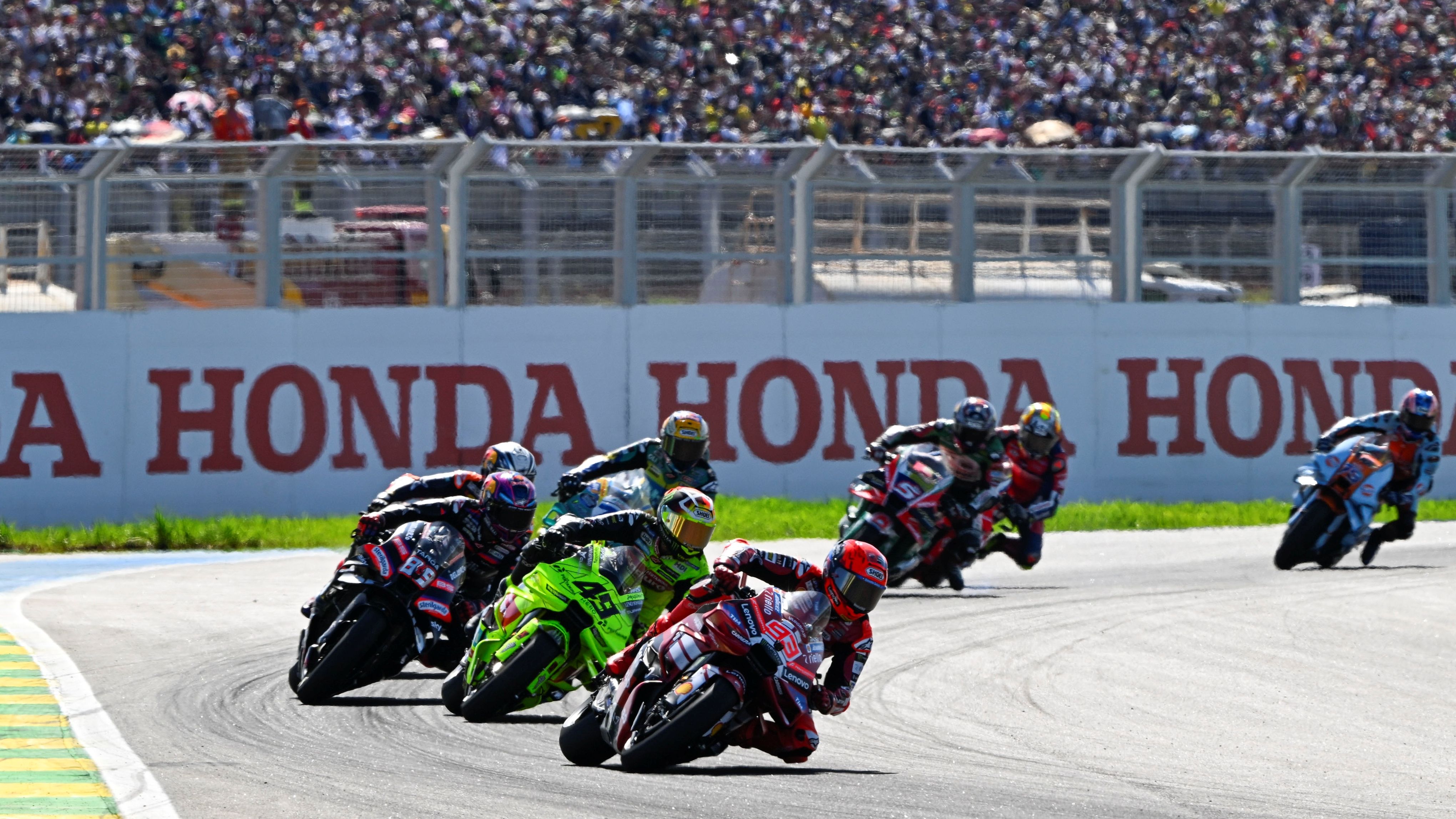 Marc Márquez lidera el grupo perseguidor ante Fabio Di Giannantonio y Jorge Martín, MotoGP Brasil 2026