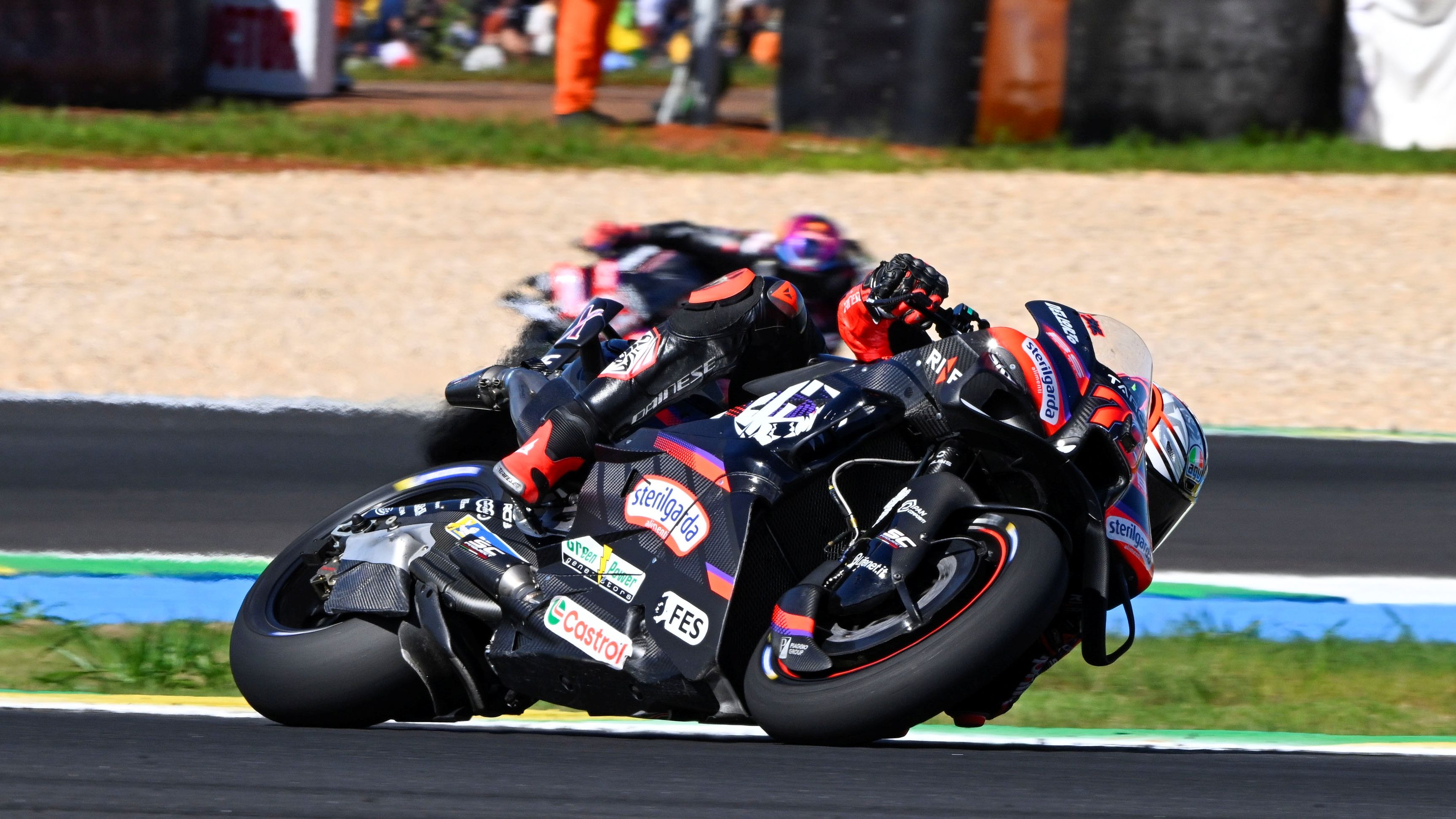 Marco Bezzecchi contiene en la distancia a Jorge Martín, MotoGP Brasil 2026