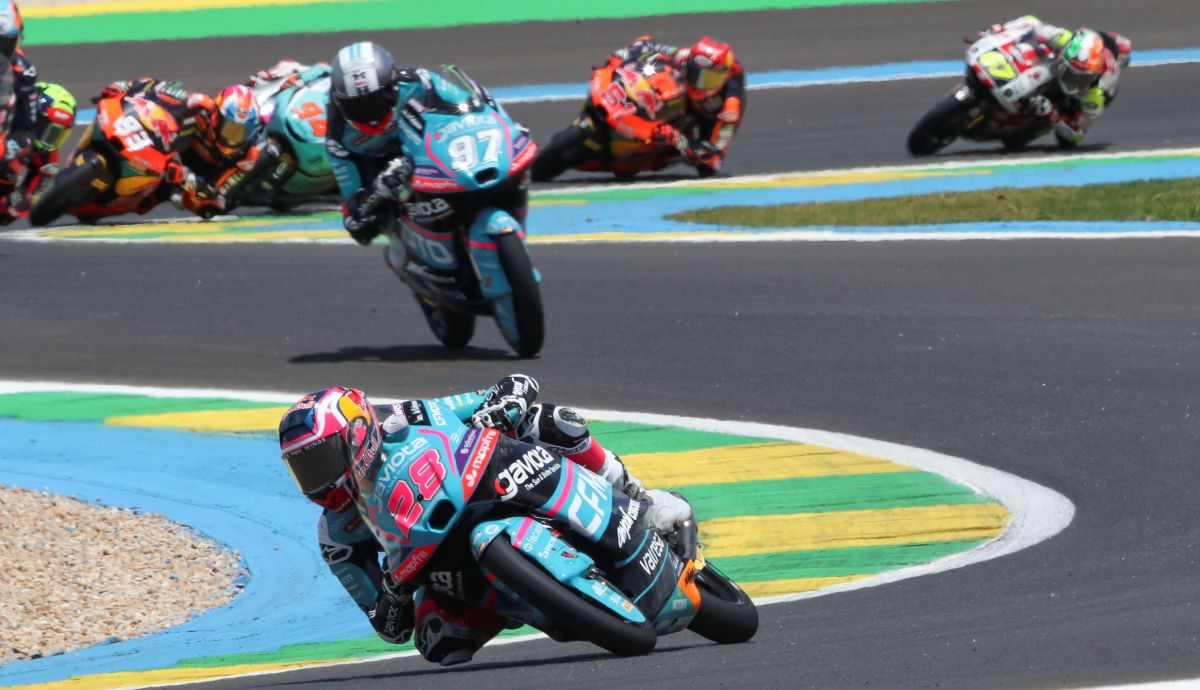 Máximo Quiles perseguido en la distancia por Marco Morelli, Moto3 Brasil 2026