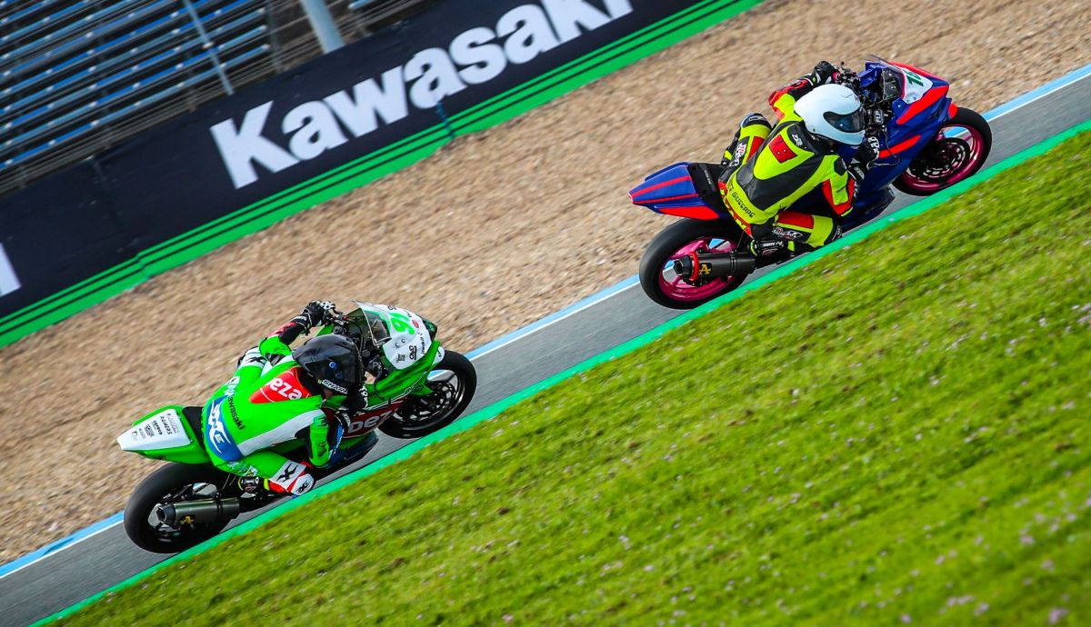 Iván Muñoz perseguido por Marc Vich en Supersport 300