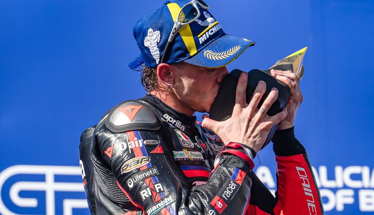 Marco Bezzecchi besa el trofeo de ganador del GP de Brasil