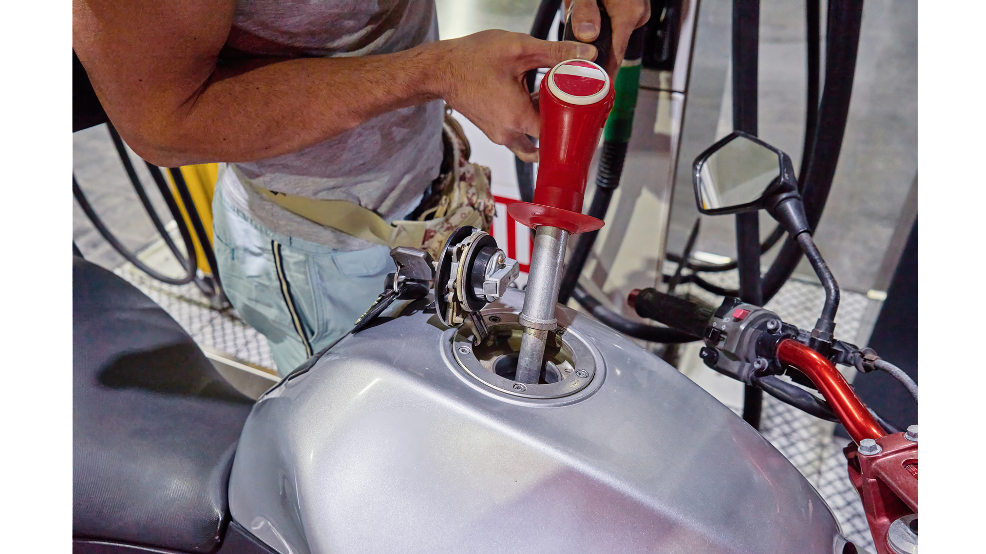 Aviso urgente en gasolineras antes de Semana Santa: así puedes repostar mucho más barato desde hoy (Foto: iStock)