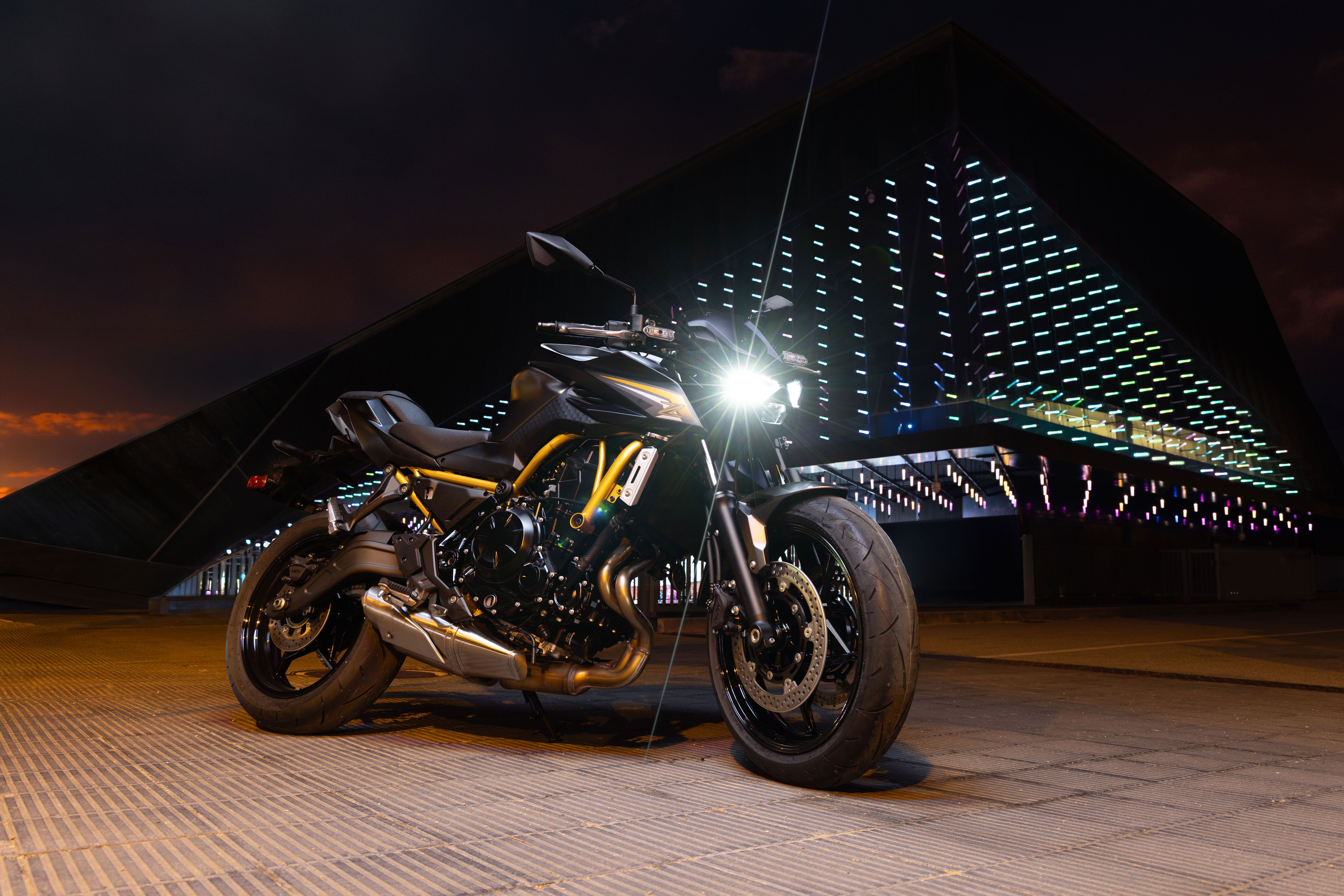 Kawasaki Z650S 2026 ambiente (2)