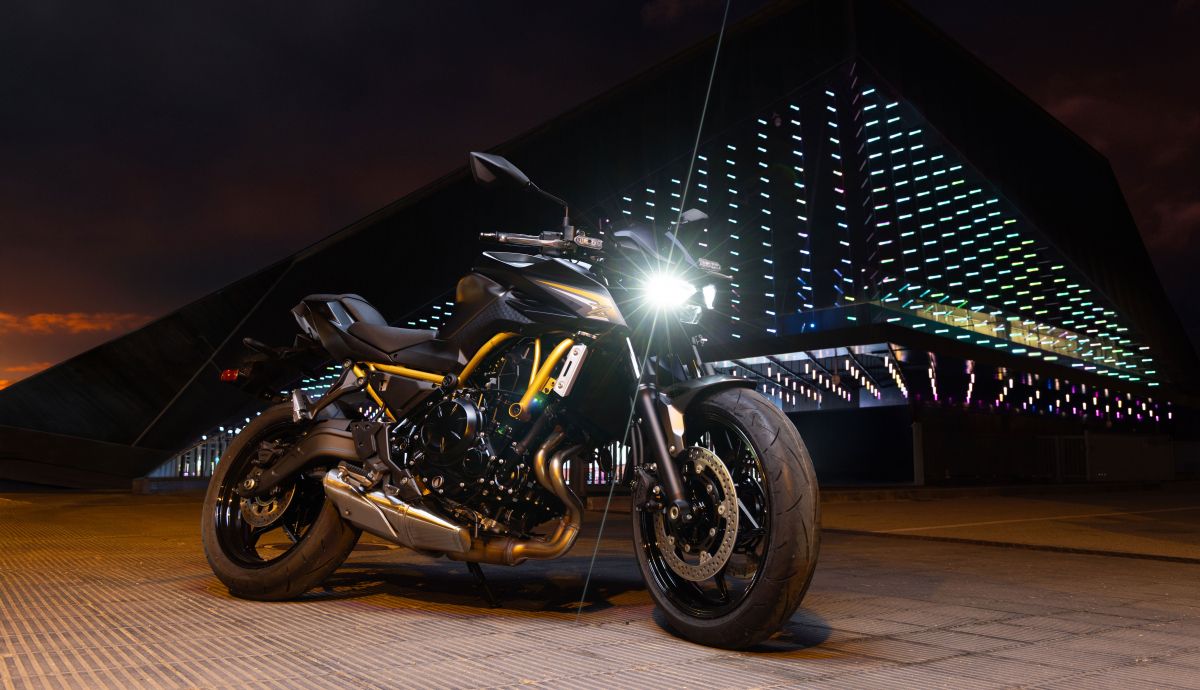 Kawasaki Z650S 2026 ambiente (2)