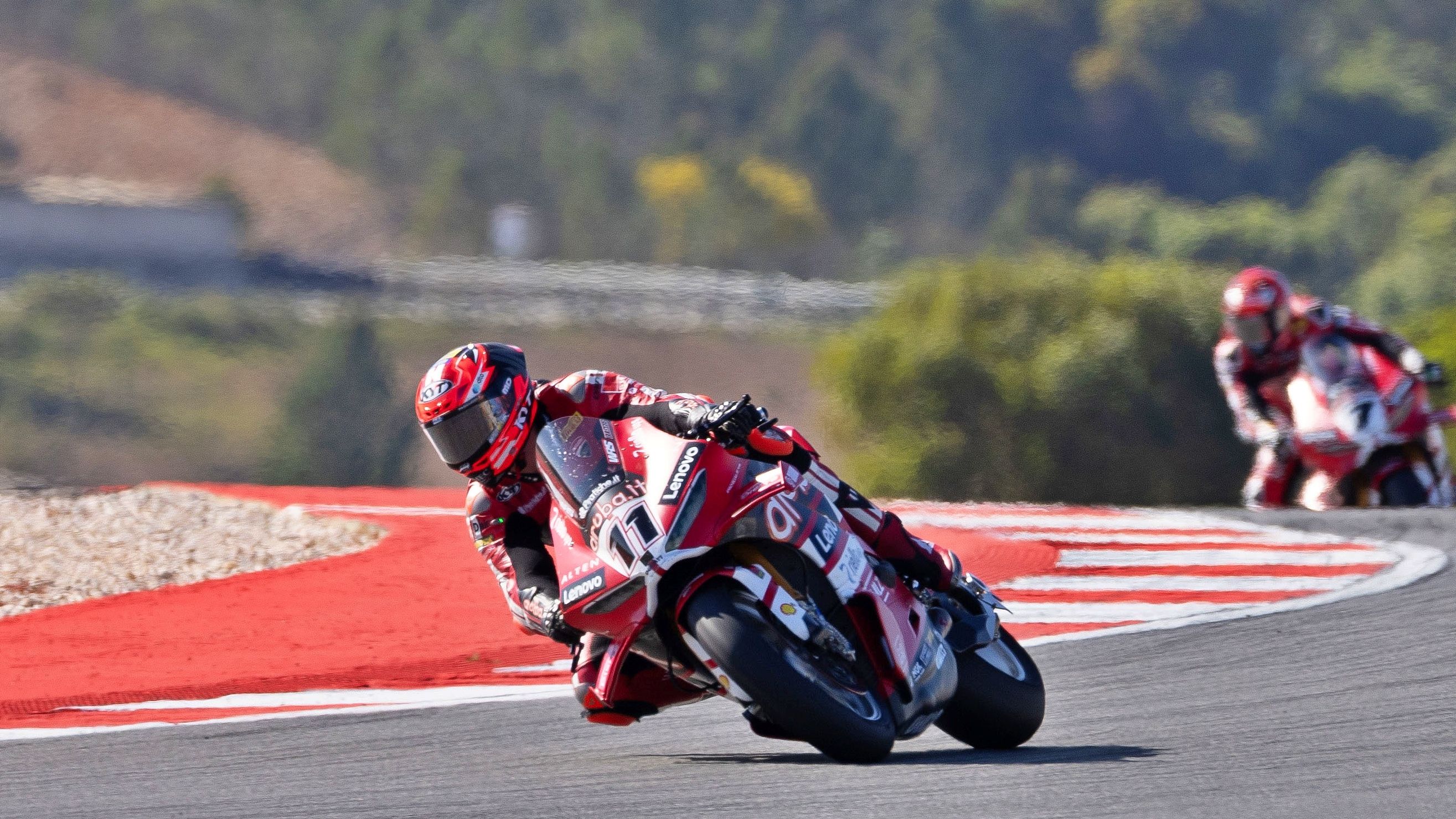 Nicolò Bulega se va de Iker Lecuona en Portimao