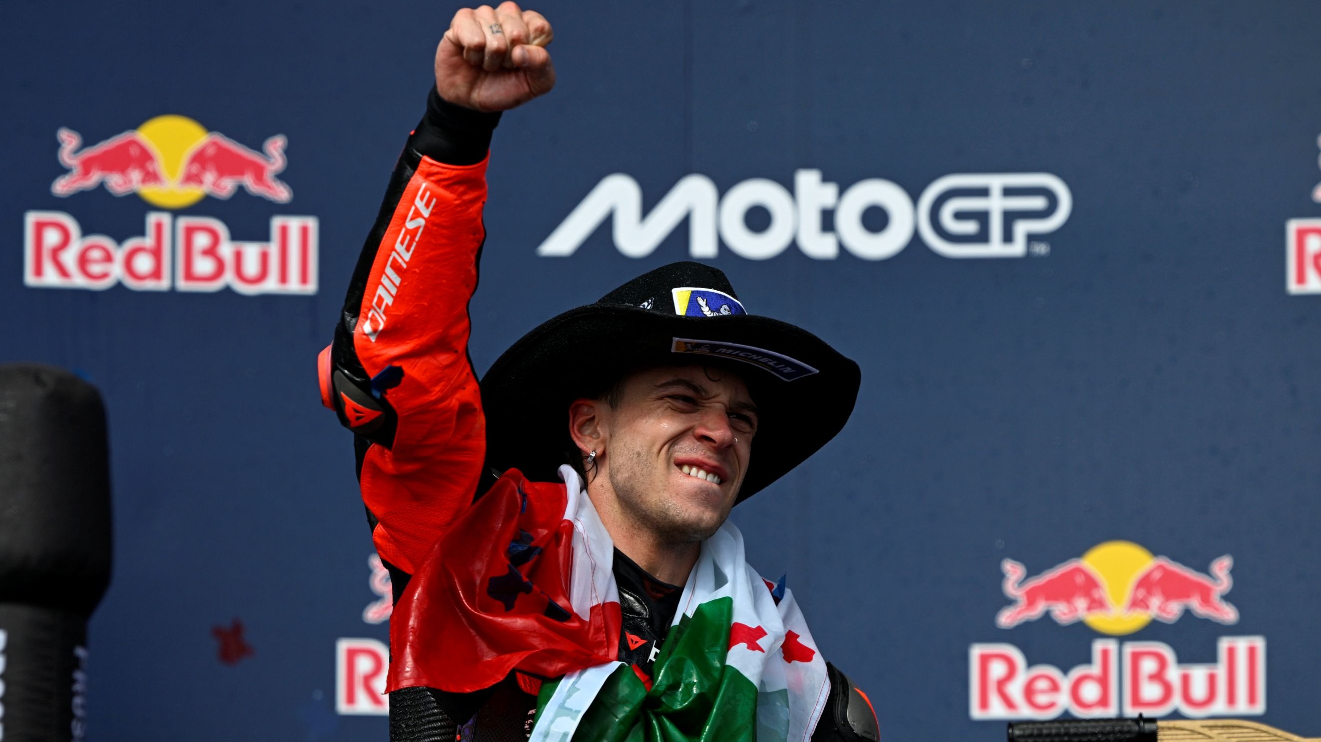 Marco Bezzecchi en el podio del GP de Estados Unidos de MotoGP 2026