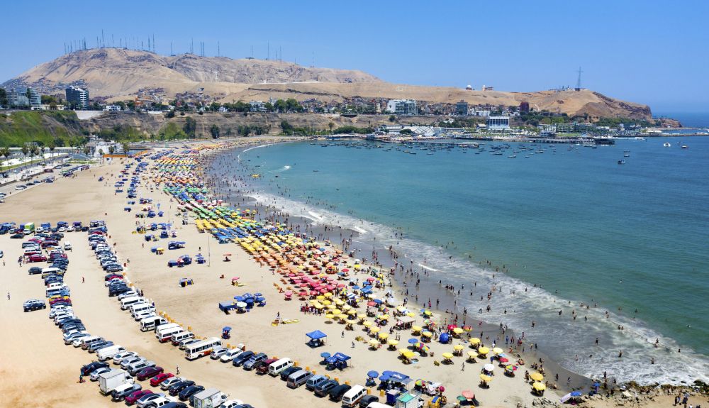 Zona costera con muchos coches