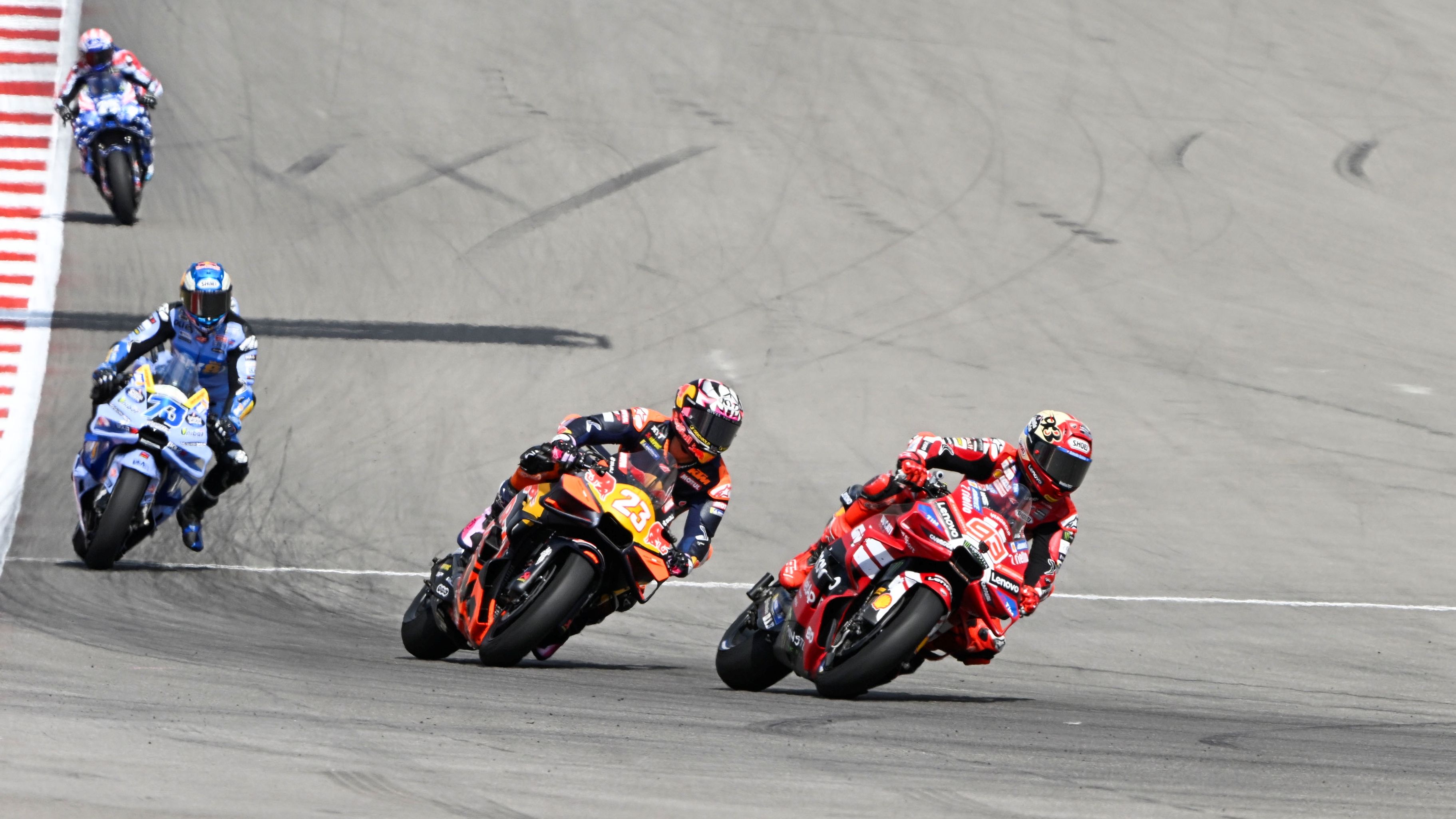 Marc Márquez por delante de Enea Bastianini y Álex Márquez, MotoGP Estados Unidos 2026