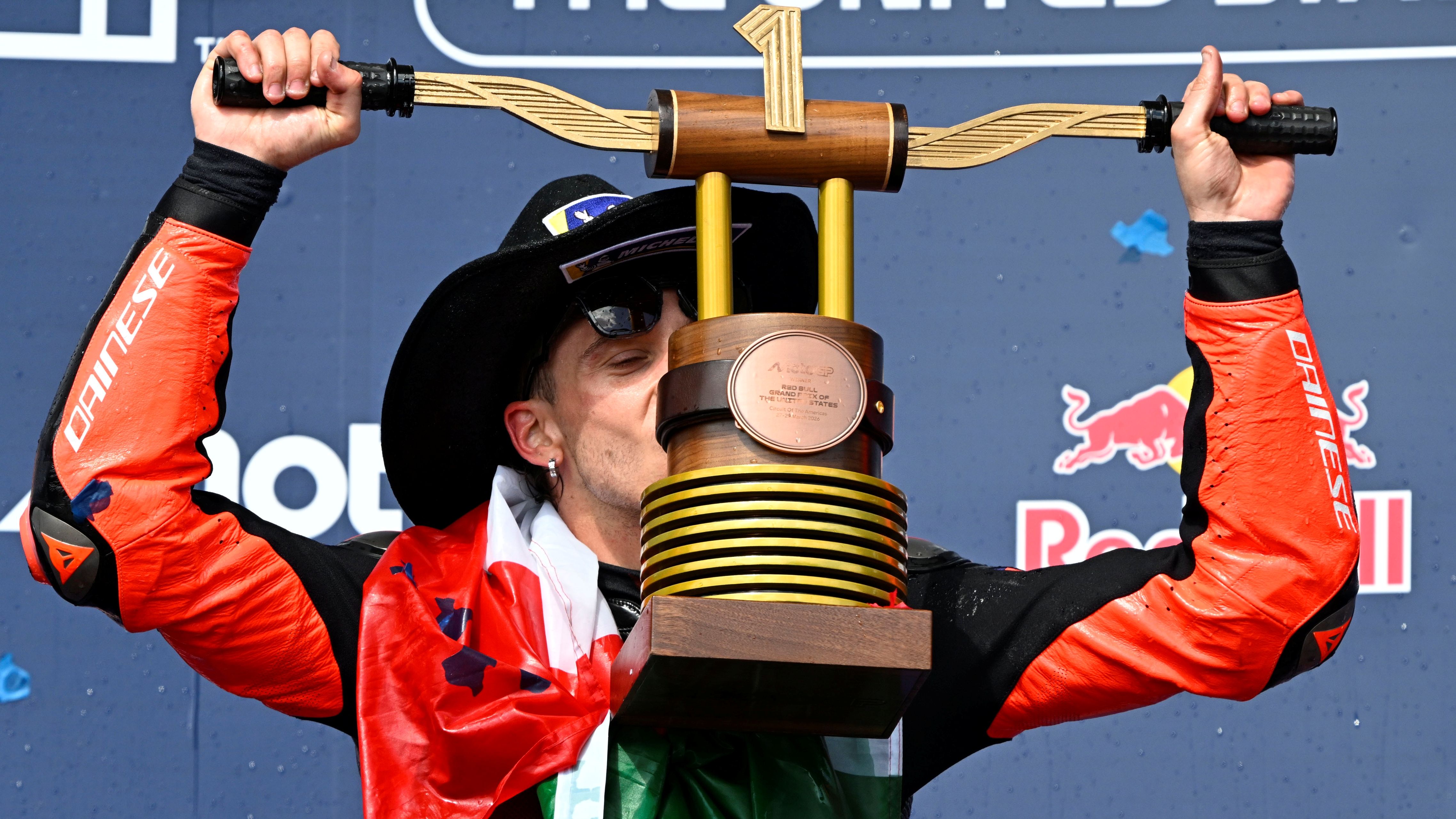 Marco Bezzecchi con el trofeo de ganador del GP de Estados Unidos de MotoGP 2026