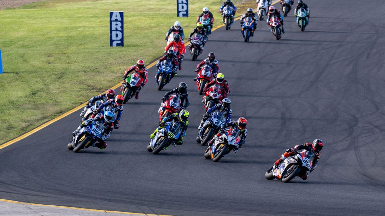 Harrison Voight y Josh Waters han ganado las carreras del ASBK 2026 en Sydney