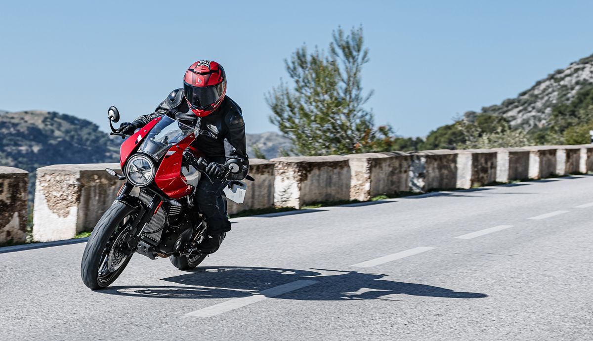 Triumph Thruxton 400 2026 accion (5)