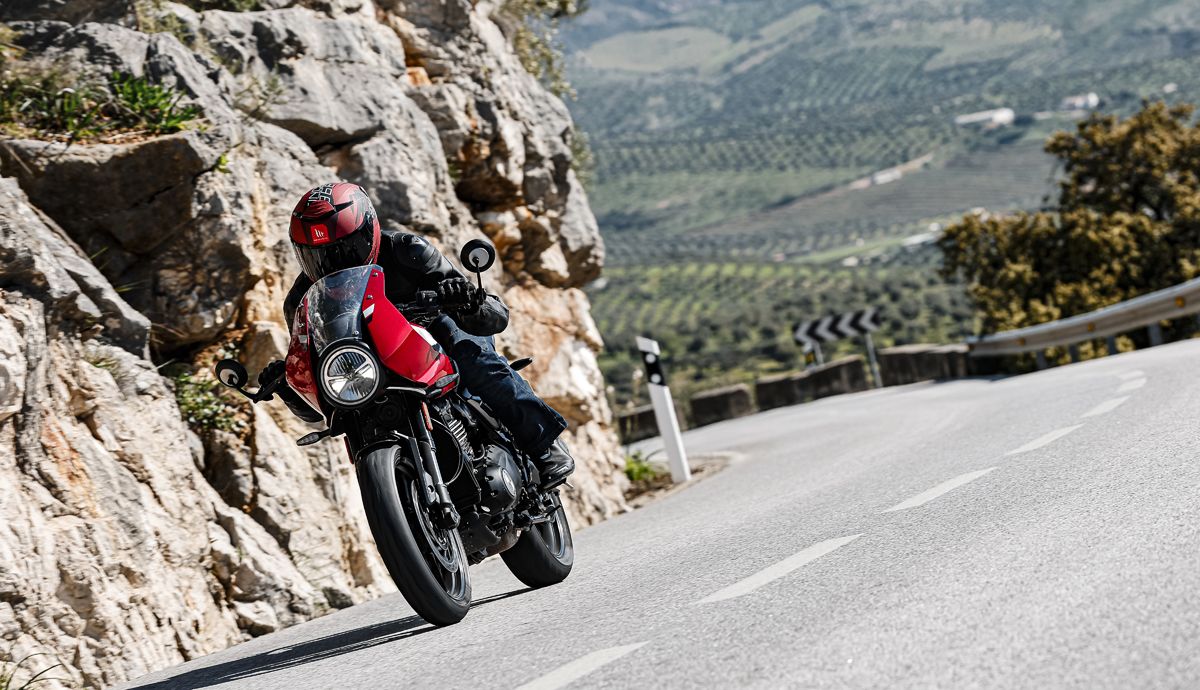 Triumph Thruxton 400 2026 accion (9)