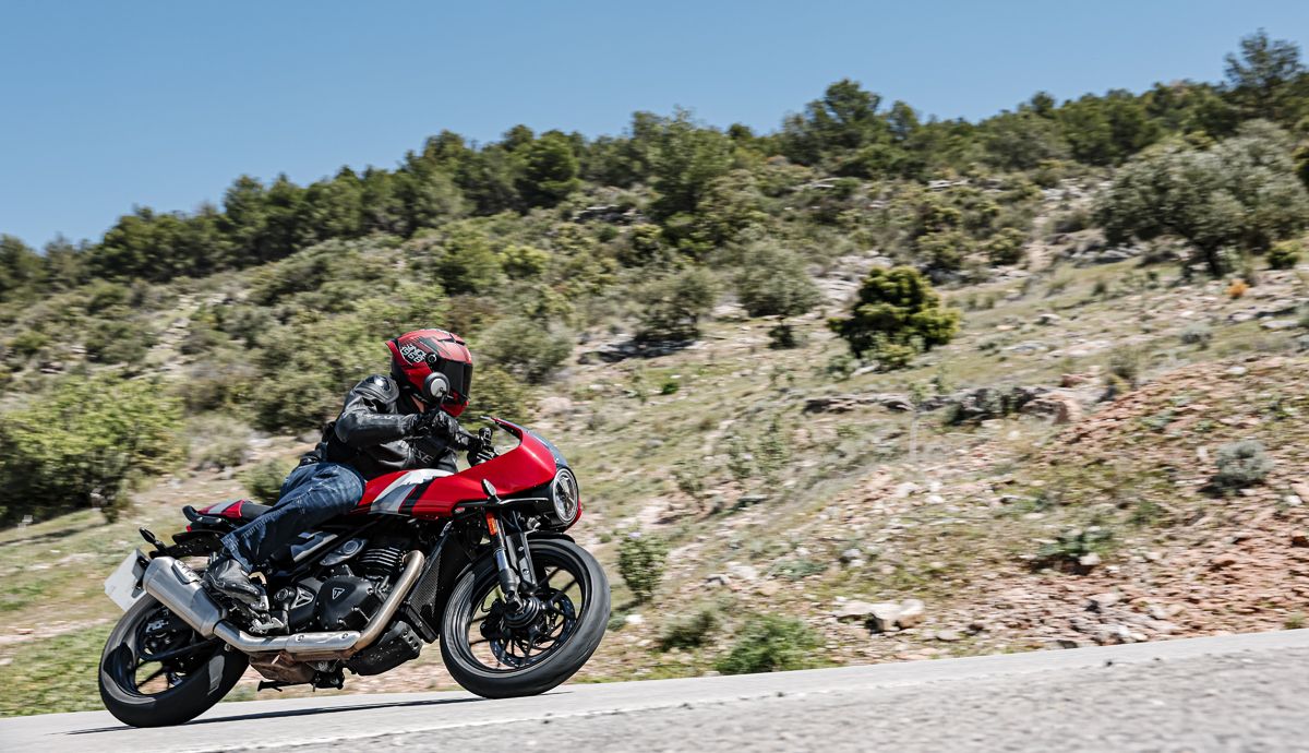 Triumph Thruxton 400 2026 accion (14)