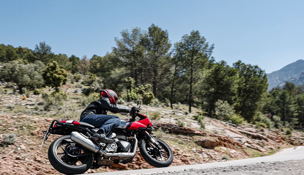 Triumph Thruxton 400 2026 accion (15)