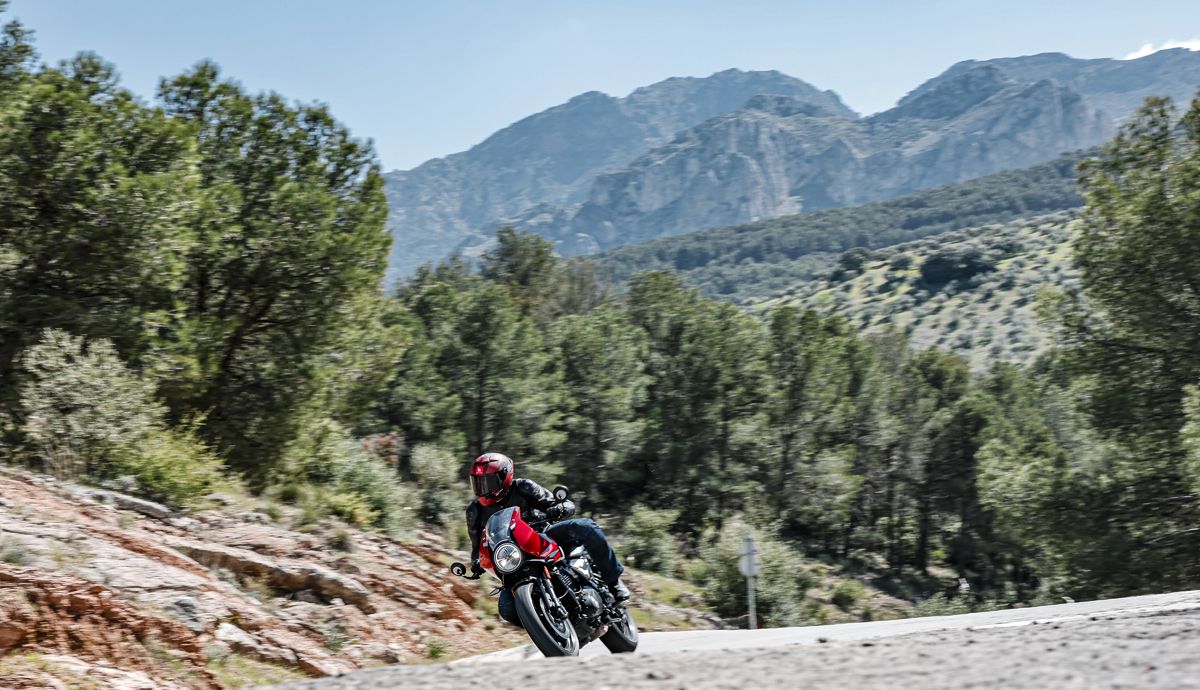 Triumph Thruxton 400 2026 accion (18)