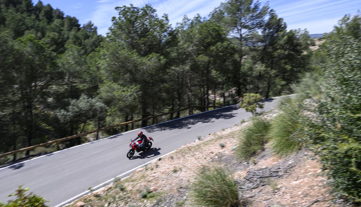 Triumph Thruxton 400 2026 accion (20)