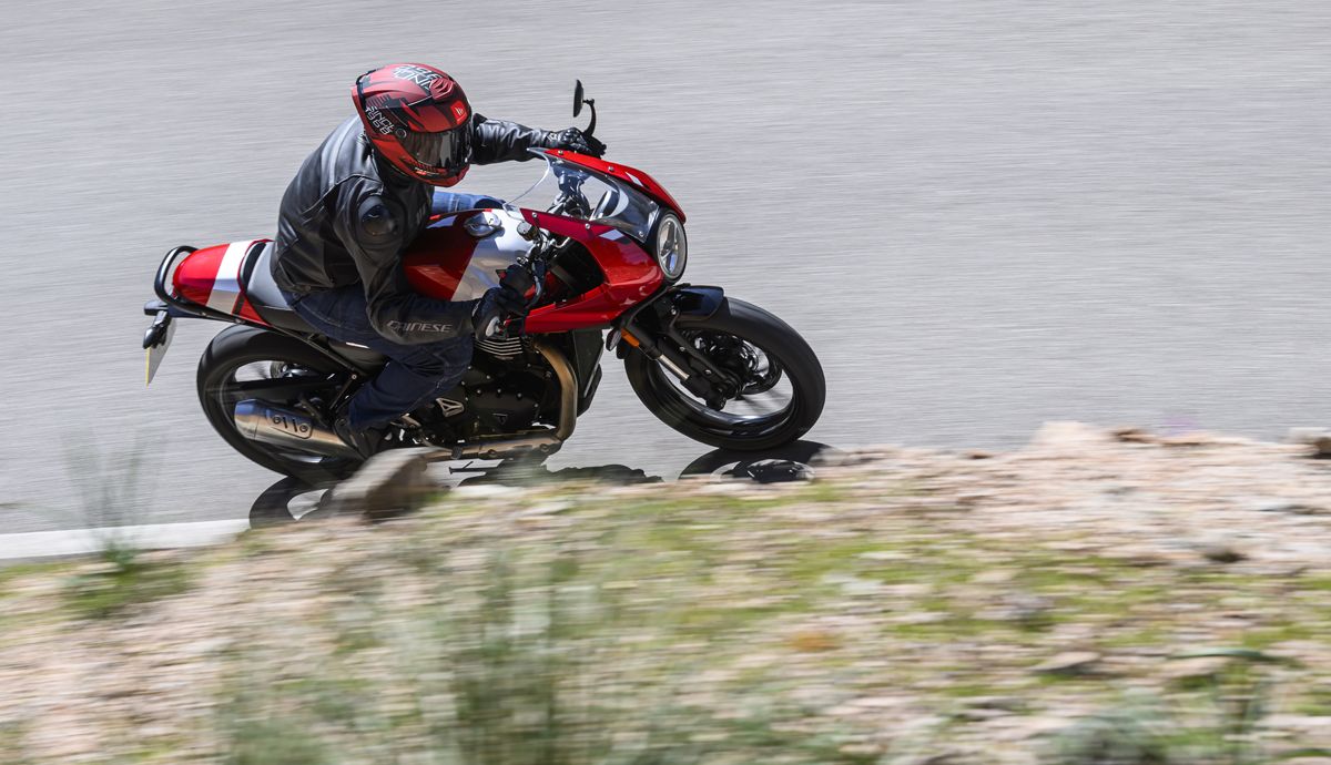 Triumph Thruxton 400 2026 accion (23)
