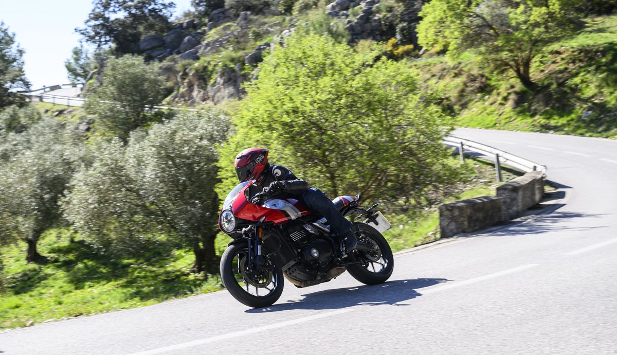 Triumph Thruxton 400 2026 accion (28)