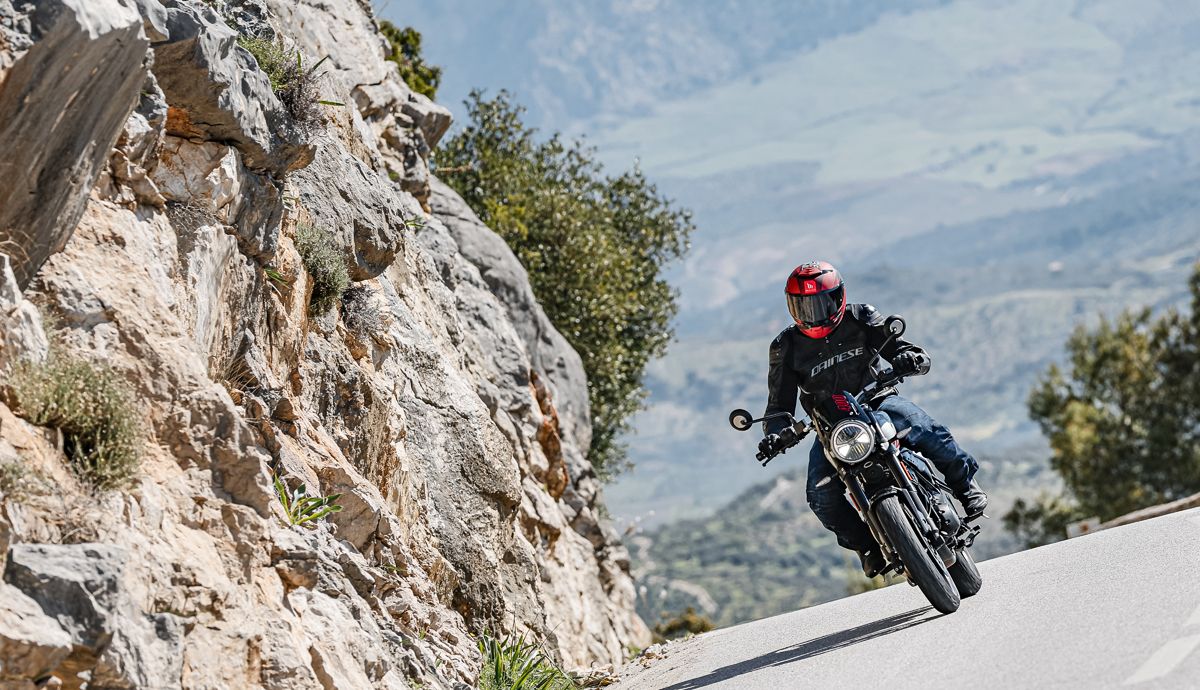 Triumph Tracker 400 2026 accion (5)