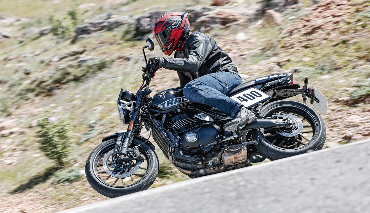 Triumph Tracker 400 2026 accion (11)