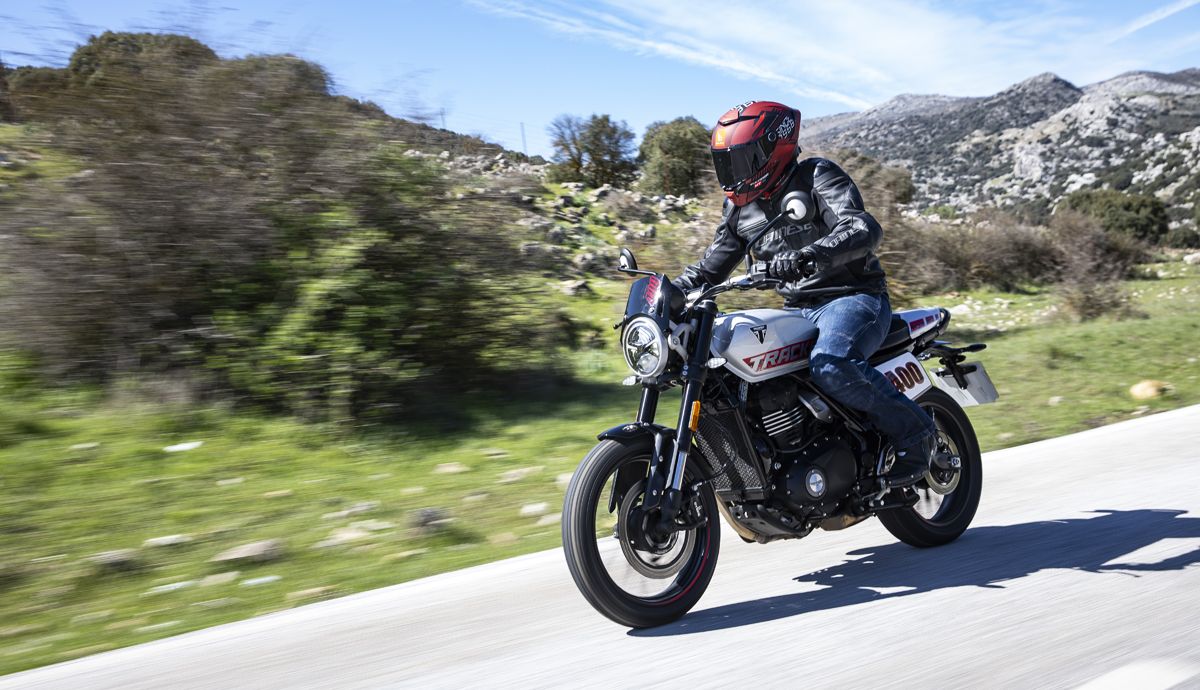 Triumph Tracker 400 2026 accion (15)