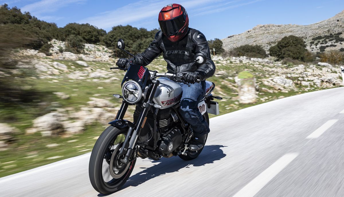 Triumph Tracker 400 2026 accion (20)