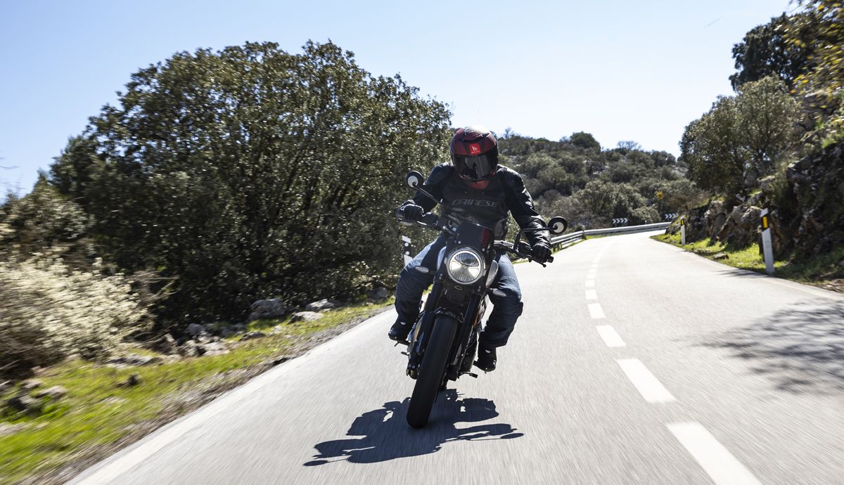 Triumph Tracker 400 2026 accion (29)