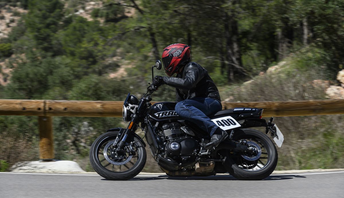 Triumph Tracker 400 2026 accion (34)