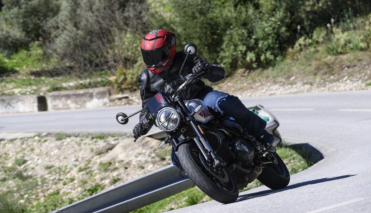 Triumph Tracker 400 2026 accion (43)