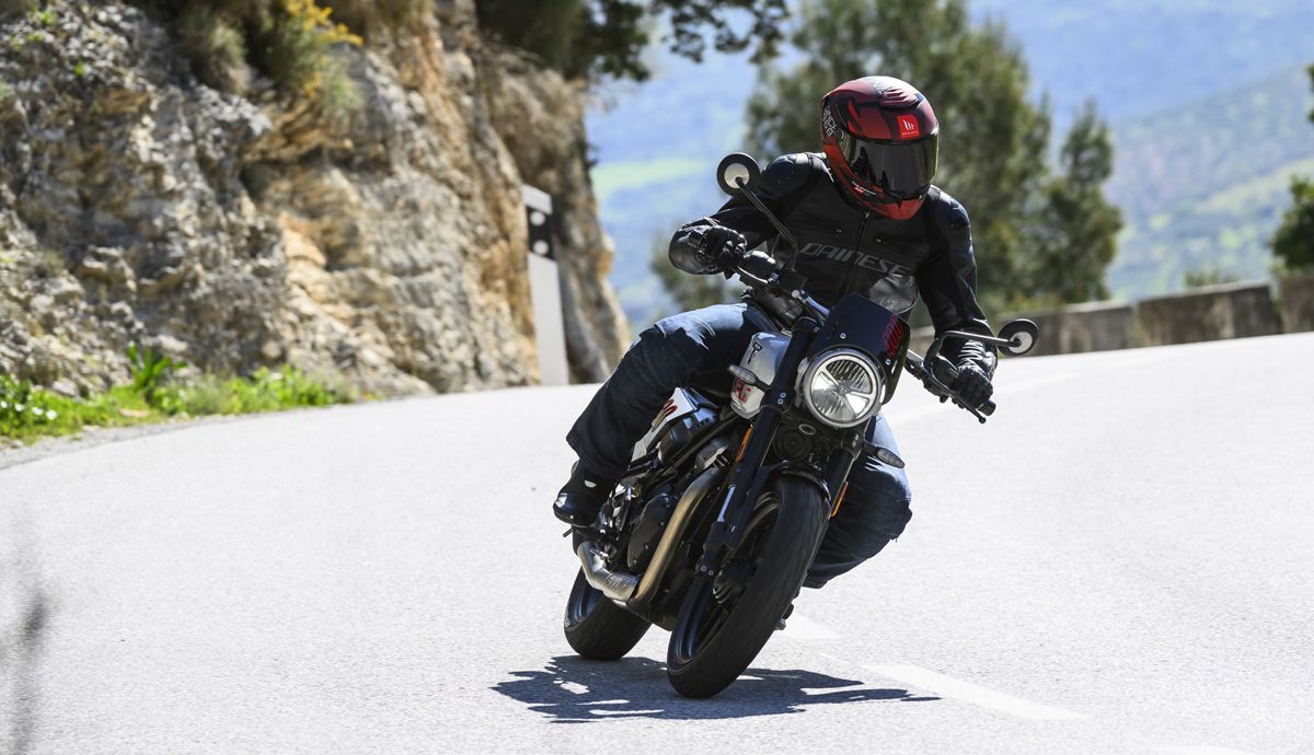 Triumph Tracker 400 2026 accion (44)