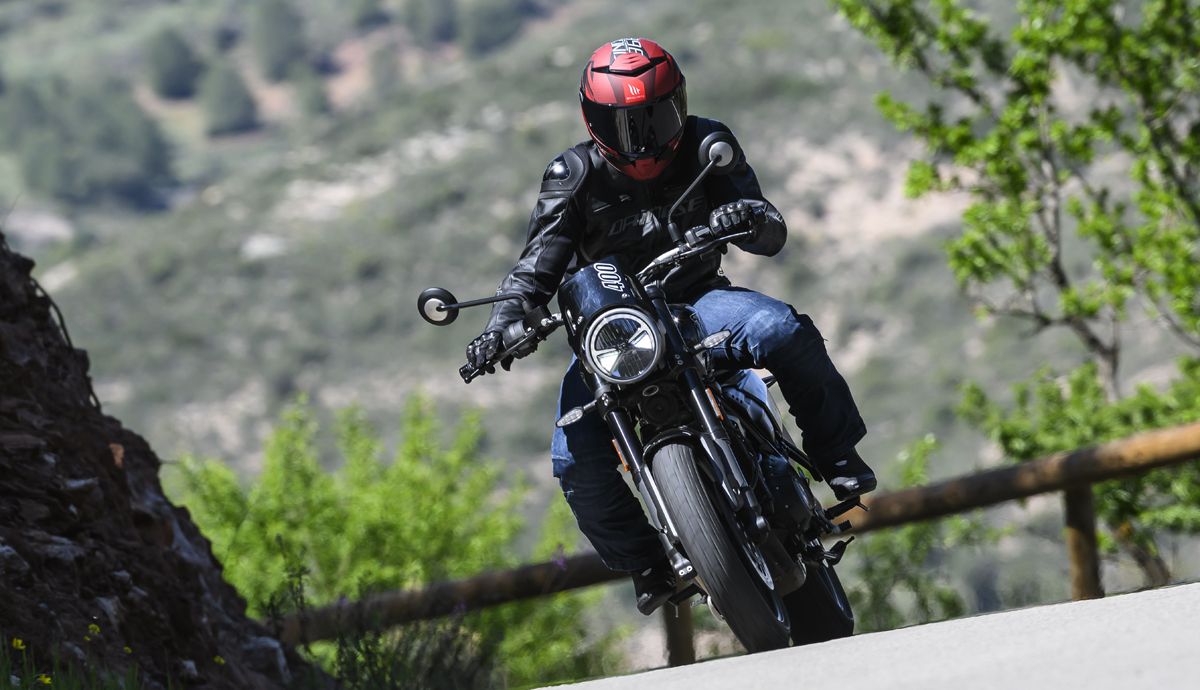 Triumph Tracker 400 2026 accion (46)