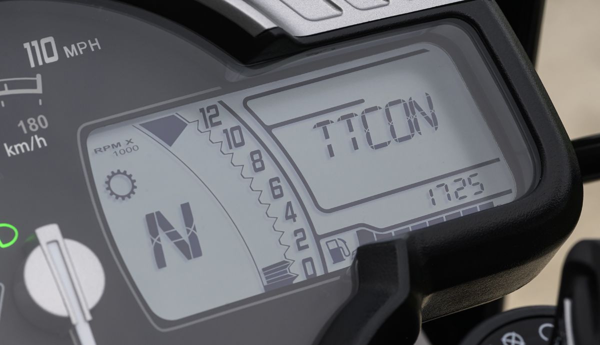 Triumph Tracker 400 2026 detalles (3)