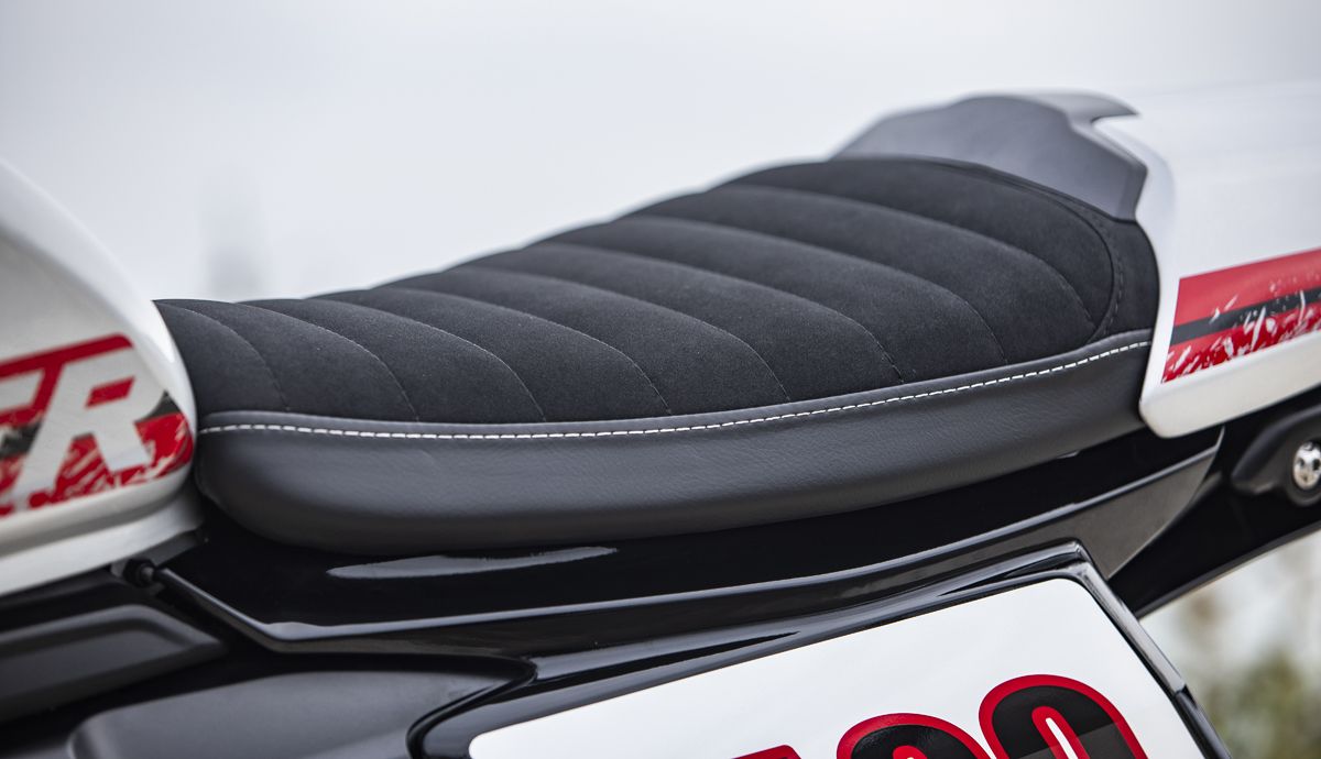 Triumph Tracker 400 2026 detalles (10)