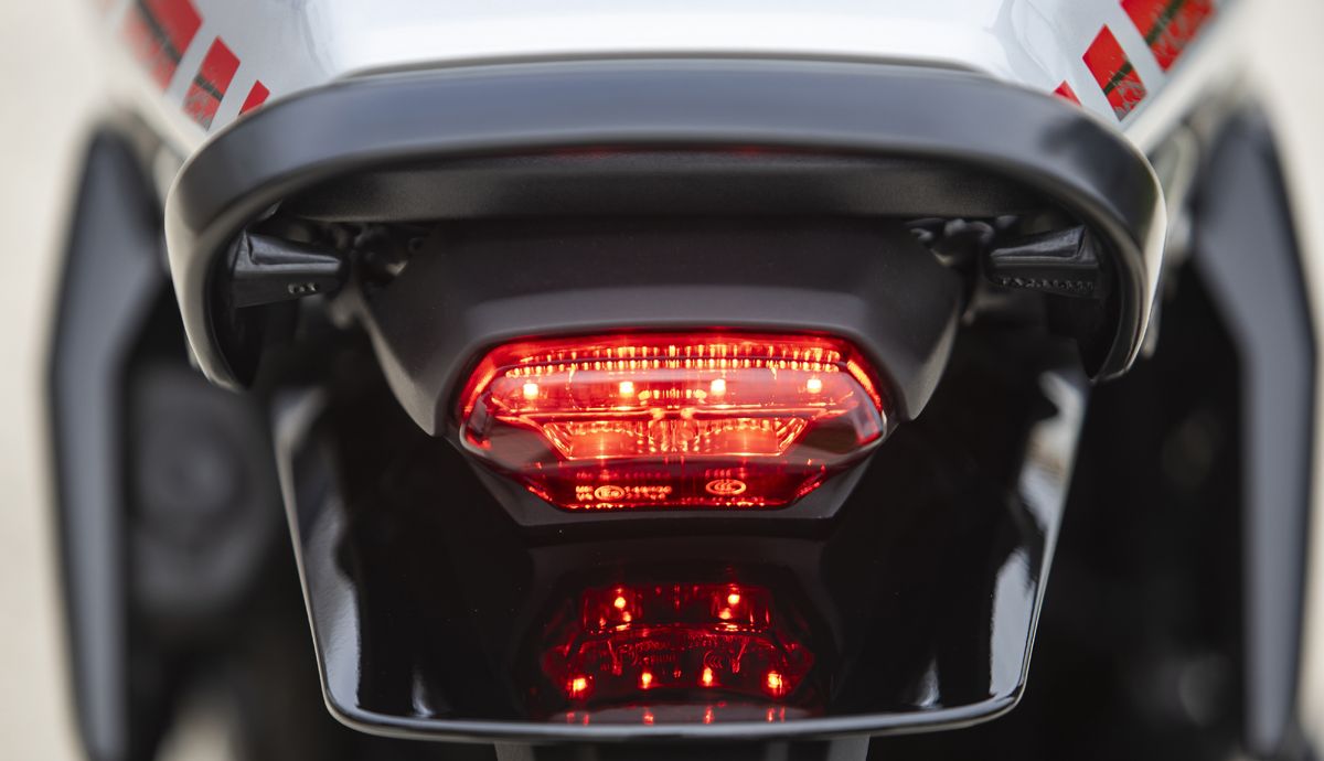 Triumph Tracker 400 2026 detalles (11)