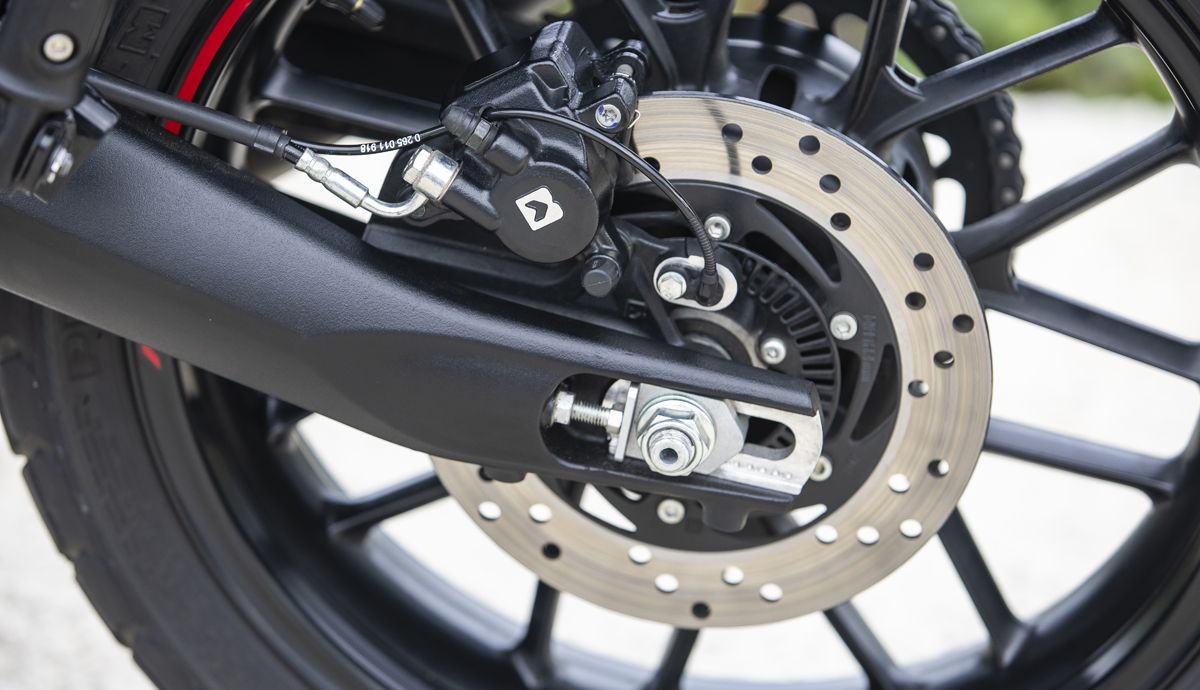 Triumph Tracker 400 2026 detalles (17)