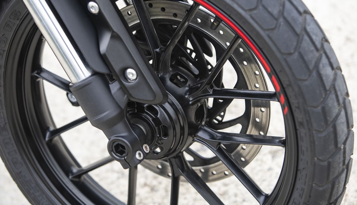 Triumph Tracker 400 2026 detalles (18)