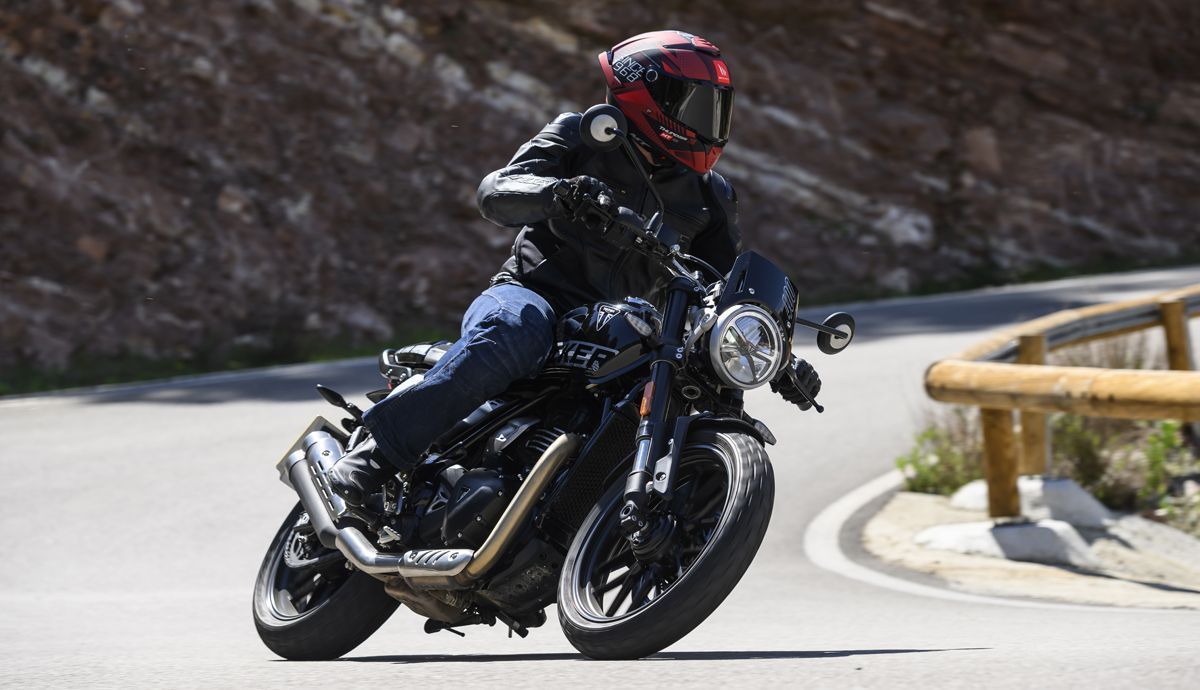 Triumph Tracker 400 2026 accion (40)