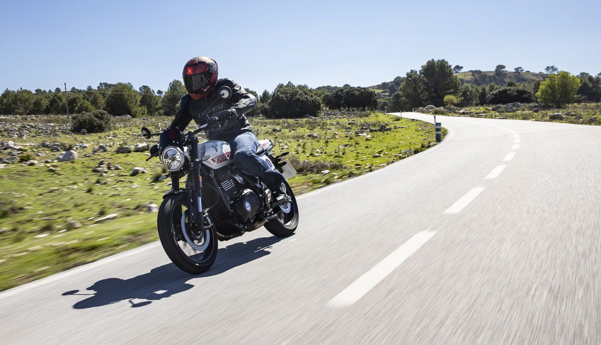 Triumph Tracker 400 2026 accion (27)