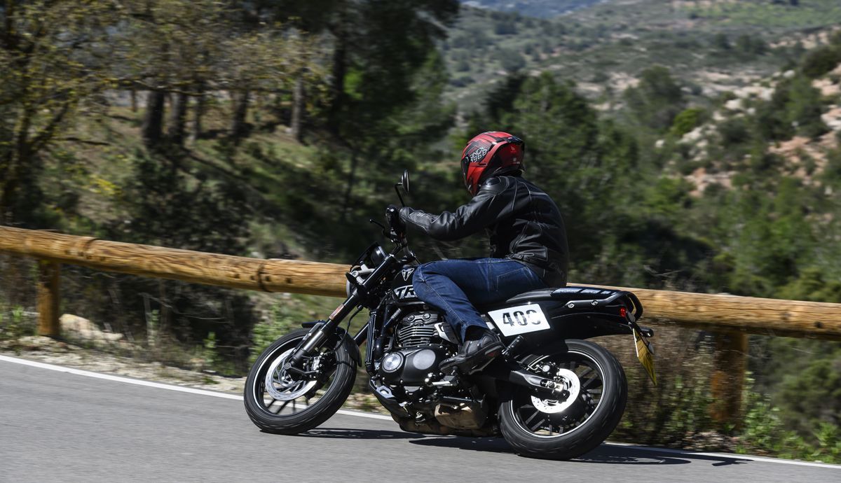 Triumph Tracker 400 2026 accion (36)
