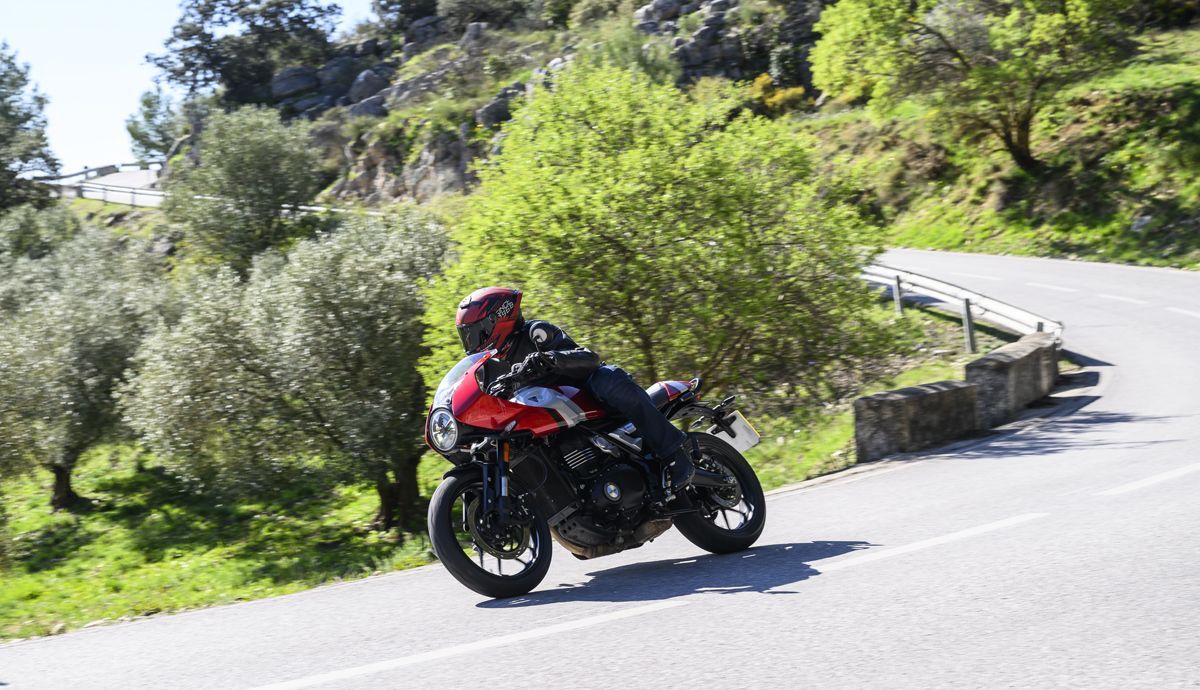 Triumph Thruxton 400 2026 accion (28)