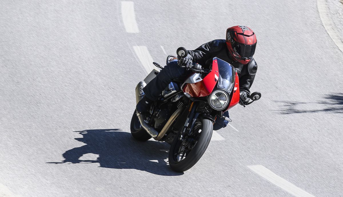 Triumph Thruxton 400 2026 accion (32)