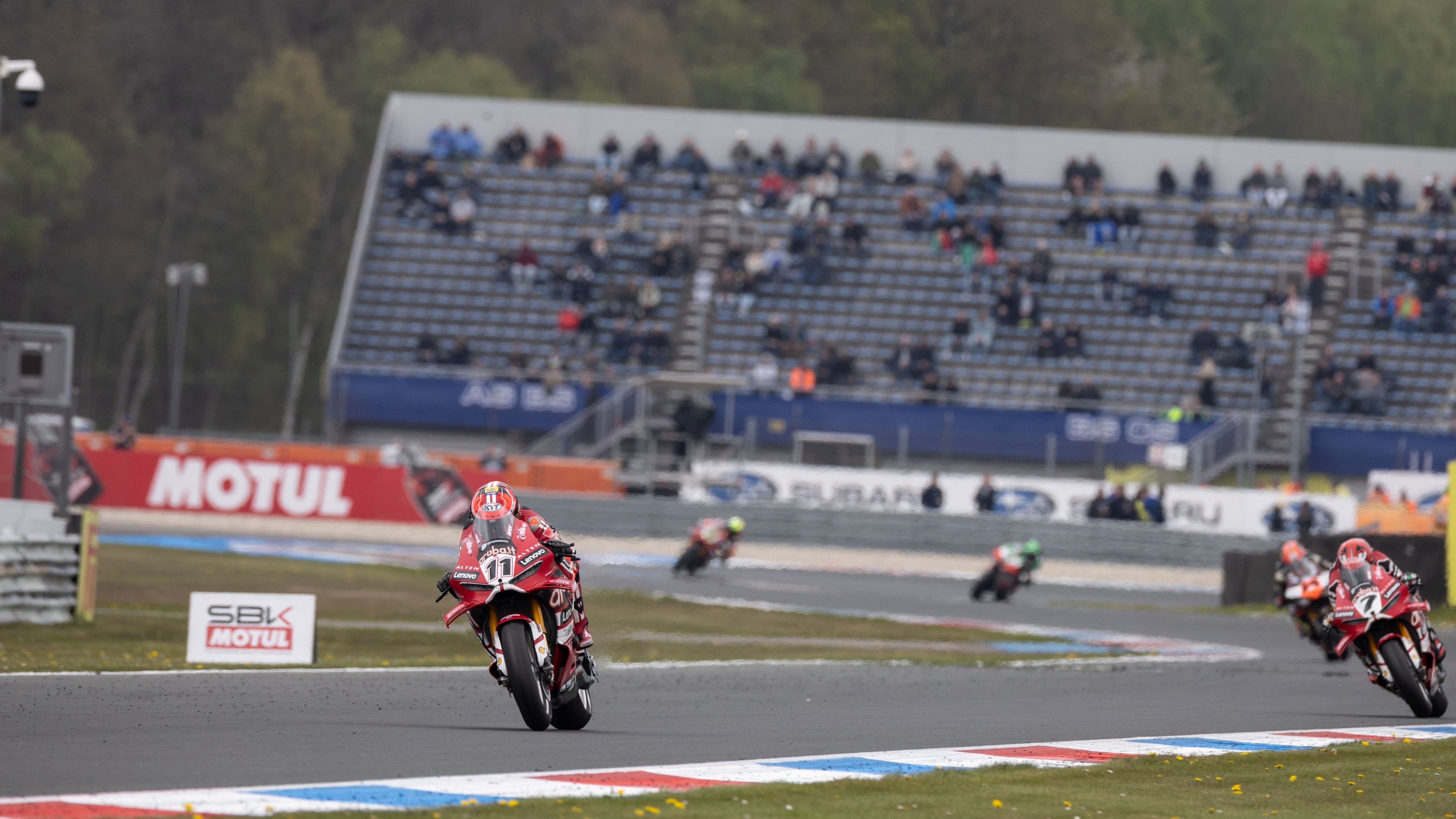 Nicolò Bulega ha ganado en Assen ante Iker Lecuona y Sam Lowes
