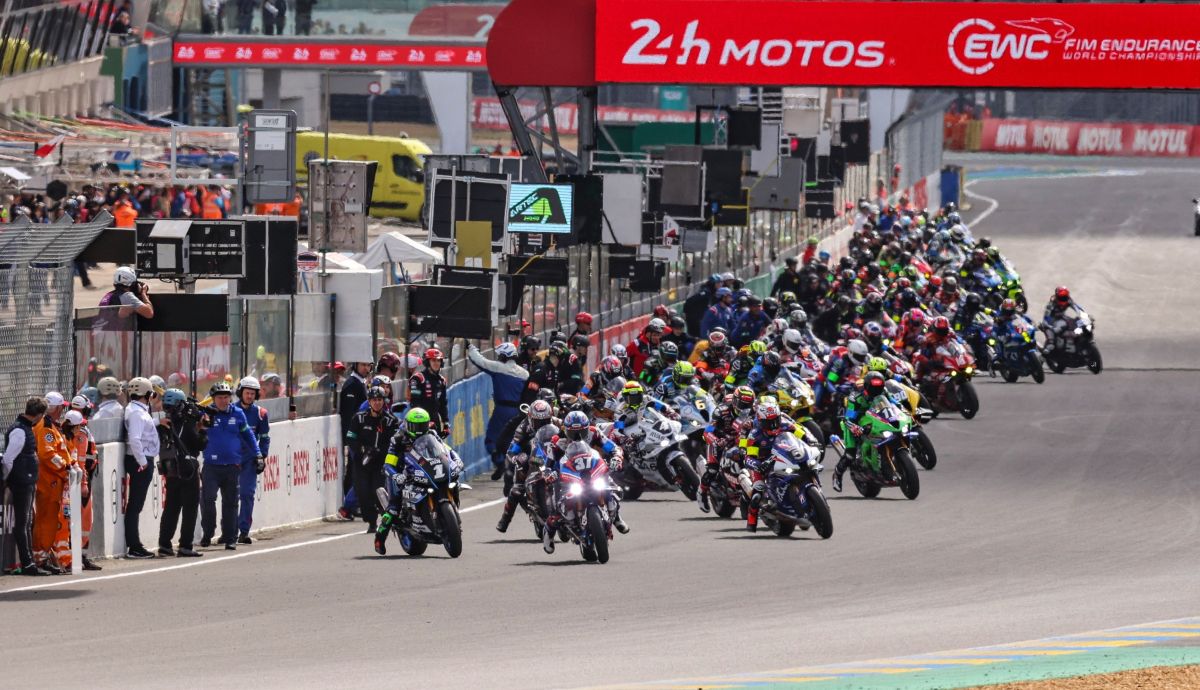 Momento de la salida de las 24 heures motos 2026