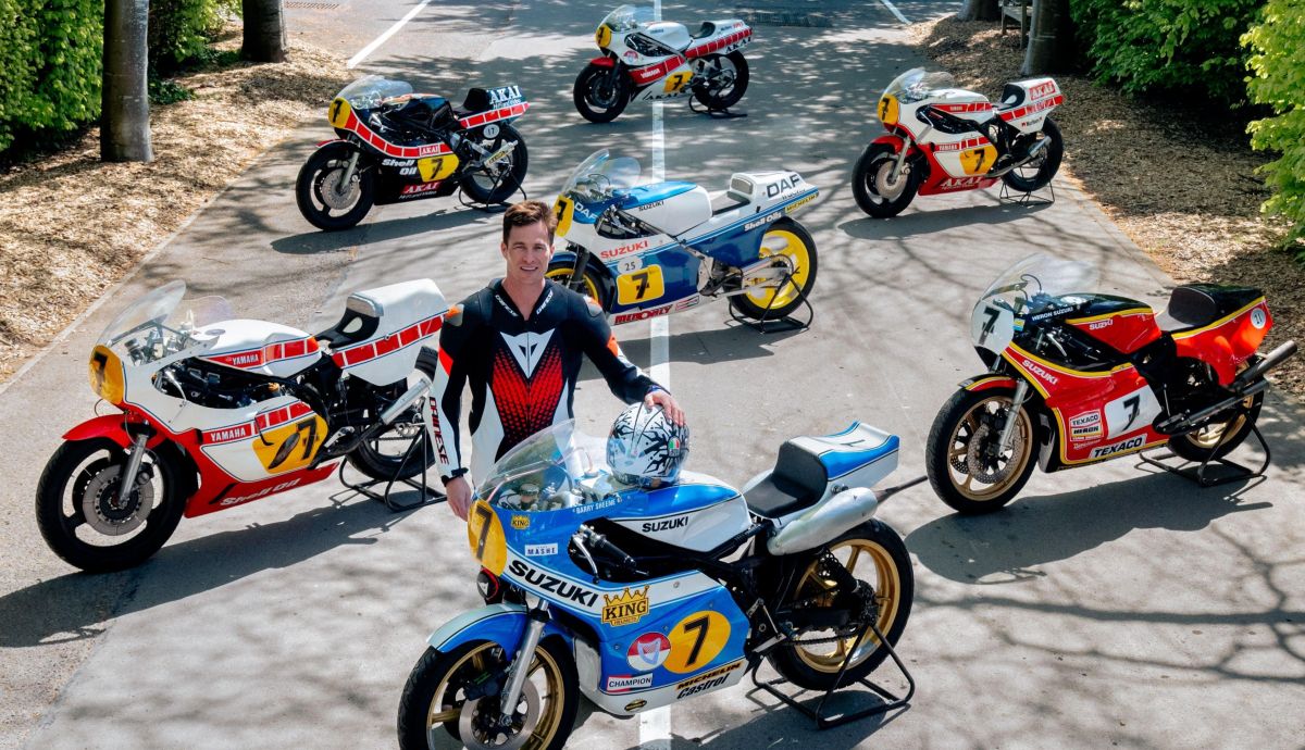 Freddie Sheene junto a siete de las motos que llevó su padre Barry