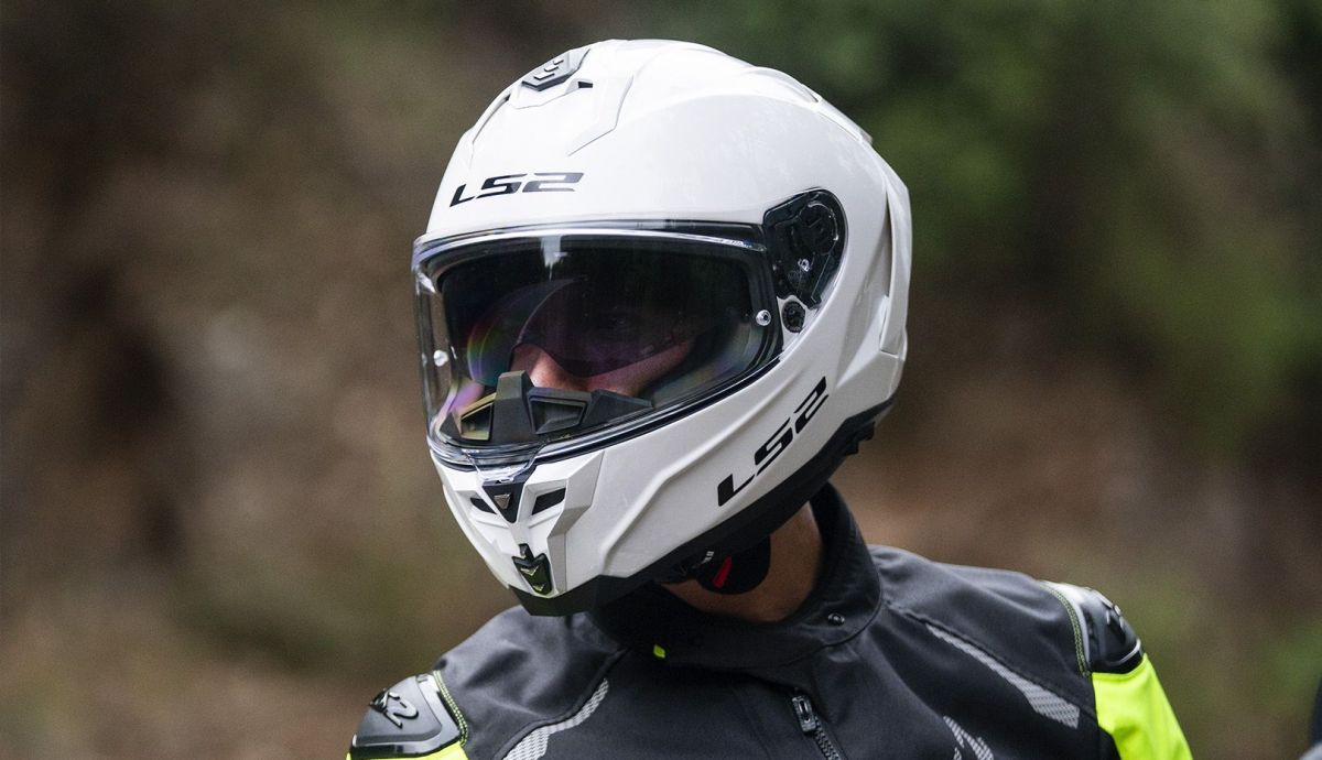 Visita nuestro Hospitality MOTOCICLISMO y gana un casco LS2 Challenger II