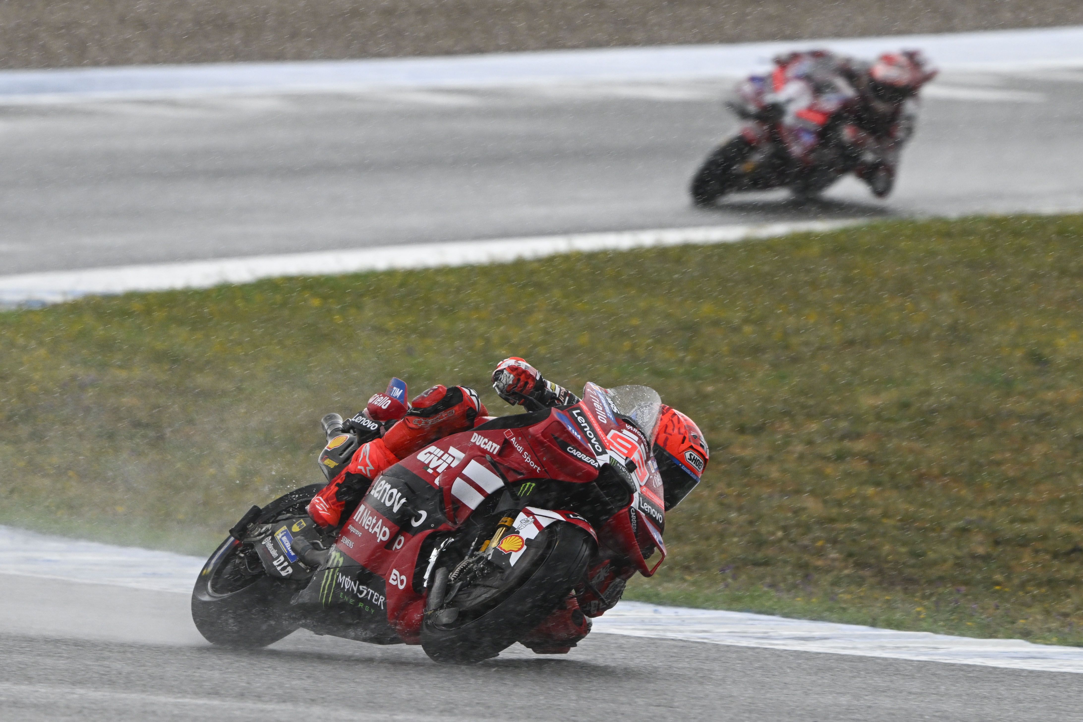 Marc Márquez ganó un sprint bajo el tremendo aguacero de Jerez