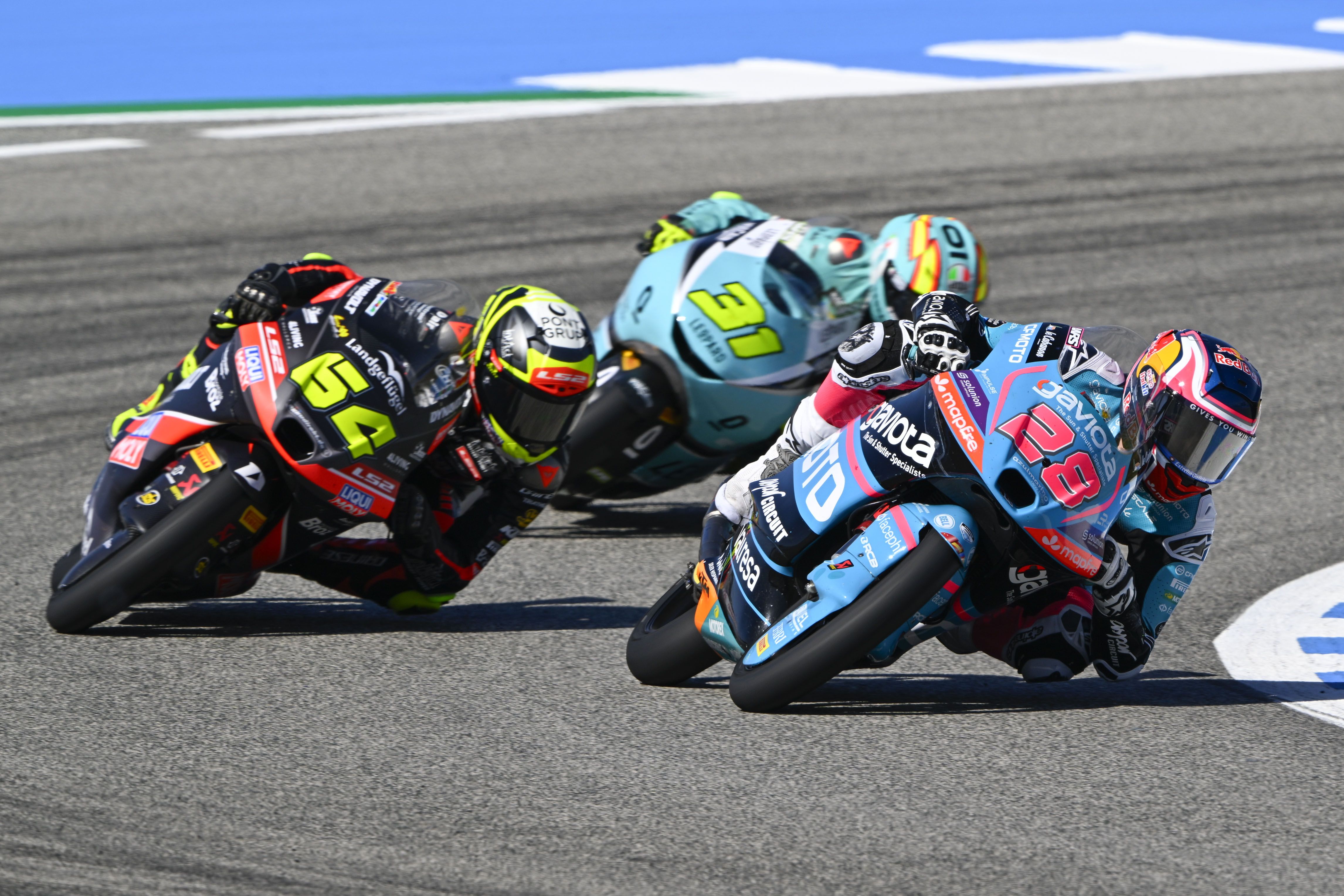 Máximo Quiles, por delante de David Muñoz y de Adrián Fernández, en el triplete español en Moto3