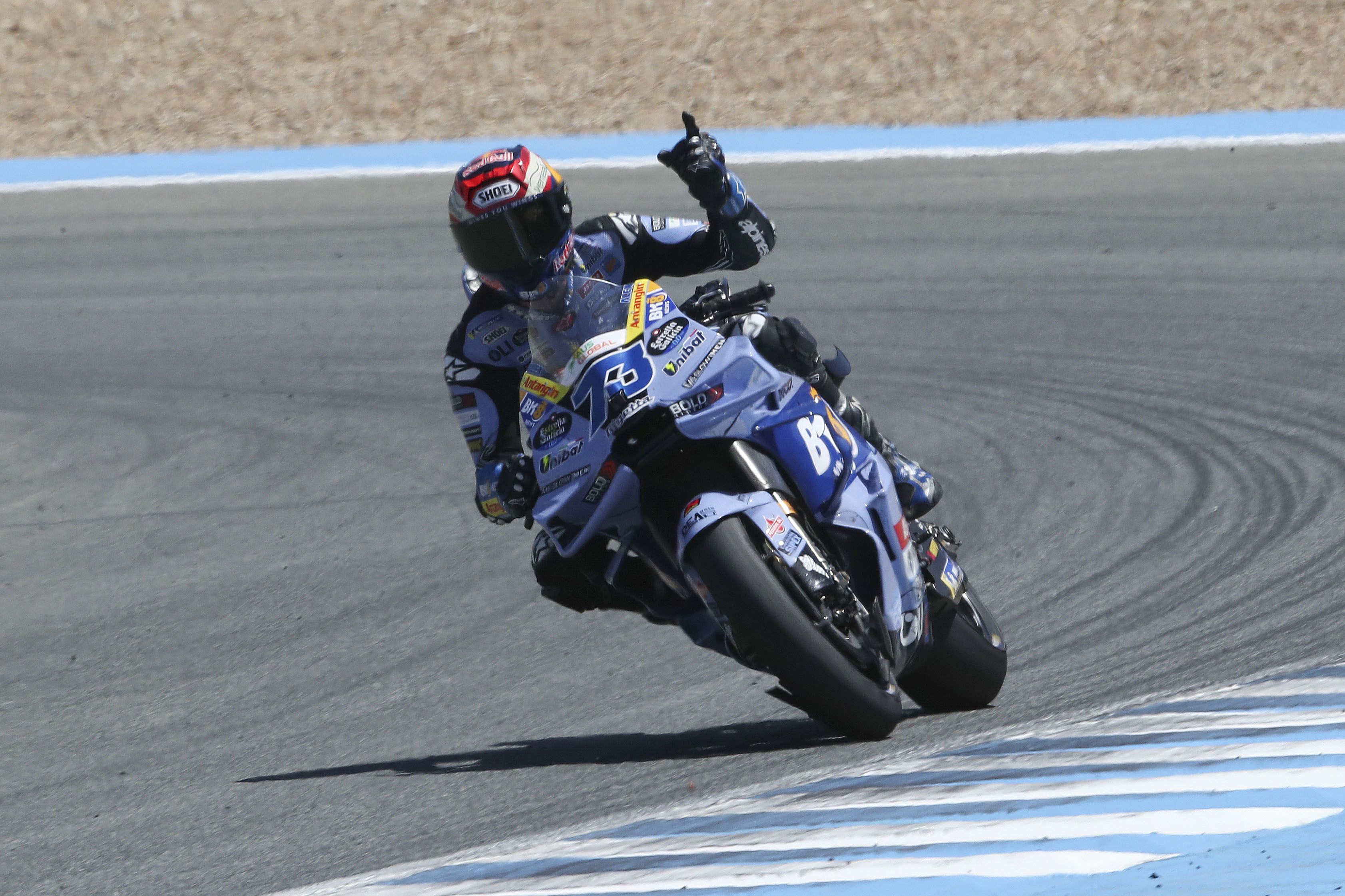 Alex Márquez celebra sobre su Ducati su victoria en Jerez